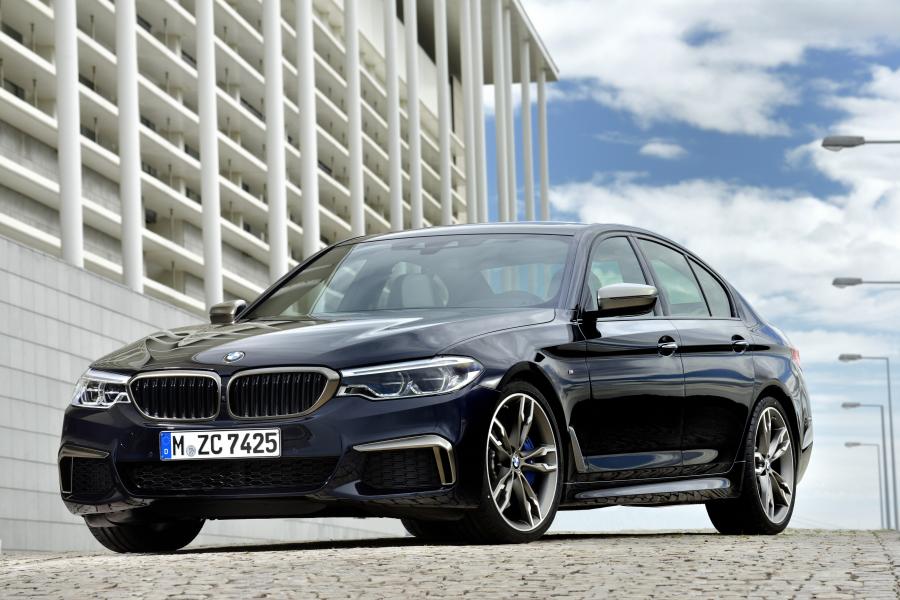  BMW M550i xDrive Sedan 2017 года  (WW) (фото 10 из 48)